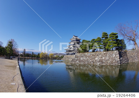 信州 国宝松本城 内堀と城址公園 超広角 横 信州 国宝松本城 内堀と城址公園 超広角 横 19264406