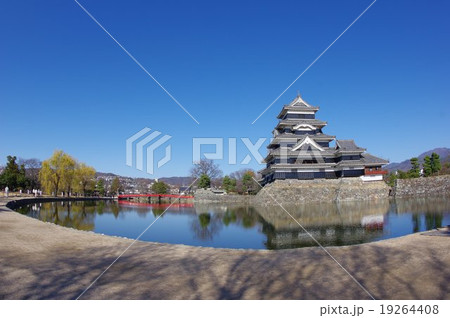信州 国宝松本城 天守・月見櫓・埋橋・内堀と城址公園 超広角 横 信州 国宝松本城 天守・月見櫓・埋橋・内堀と城址公園 超広角 横 19264408