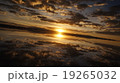 ウユニ塩湖の夕日 19265032