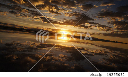 ウユニ塩湖の夕日 19265032
