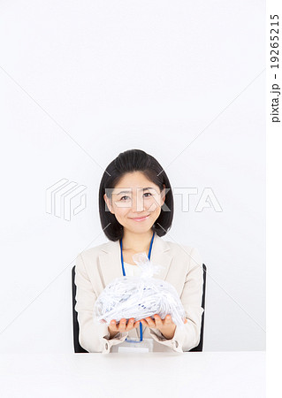 シュレッターごみを捨てるビジネス女性 19265215