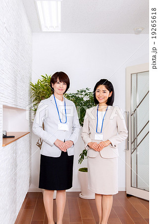 ビジネス　オフィスの受付の女性2人 19265618
