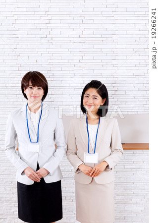 ビジネス 受付カウンターの前の女性2人 ビジネス 受付カウンターの前の女性2人 19266241