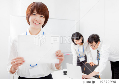 ビジネスシーン　会議室の男女 19272998