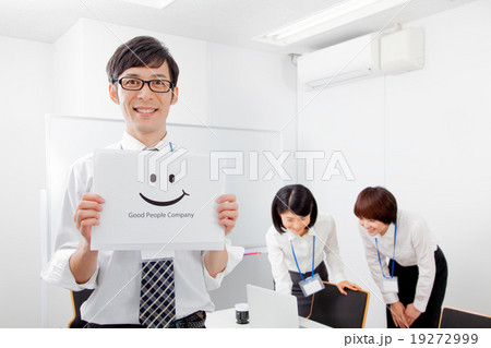 ビジネスシーン　会議室の男女　ホワイト会社 19272999