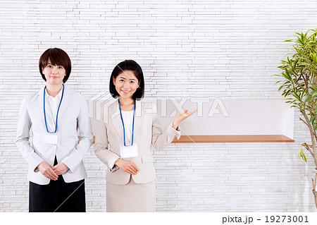 ビジネス　おすすめする受付の女性２人 19273001
