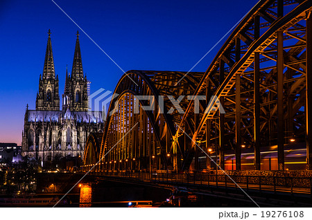 ケルン大聖堂とホーエンツォレルン橋の写真素材