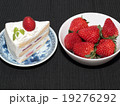 苺のショートケーキと苺 19276292
