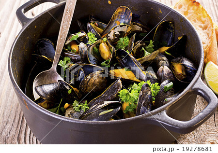 mussels in white wine 19278681