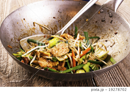 chicken with vegetable stir-fried in wok 19278702