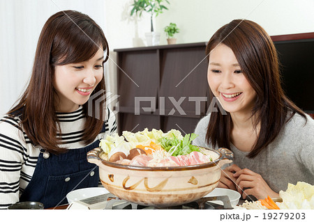 女性 笑顔 食欲 鍋料理 日本料理 鍋パーティ 女性 笑顔 食欲 鍋料理 日本料理 鍋パーティ 19279203