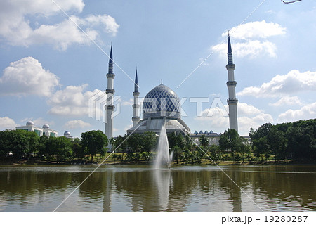 Sultan Salahuddin Abdul Aziz Shah Mosque  19280287