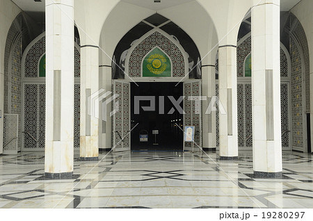Sultan Salahuddin Abdul Aziz Shah Mosque  19280297