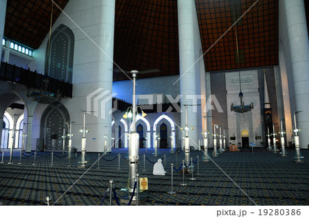 Sultan Salahuddin Abdul Aziz Shah Mosque 19280386