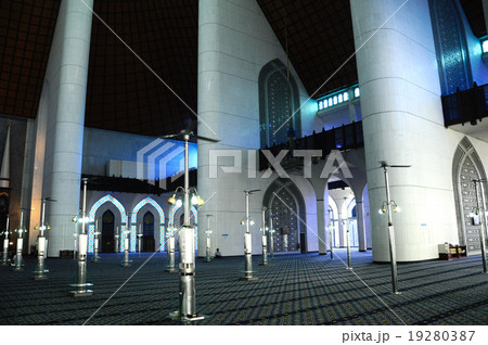 Sultan Salahuddin Abdul Aziz Shah Mosque 19280387