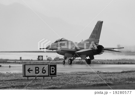 Ｆ１６ファイティングファルコン 19280577