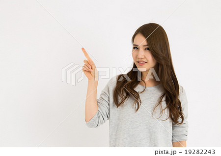 指差しする若い女性 19282243