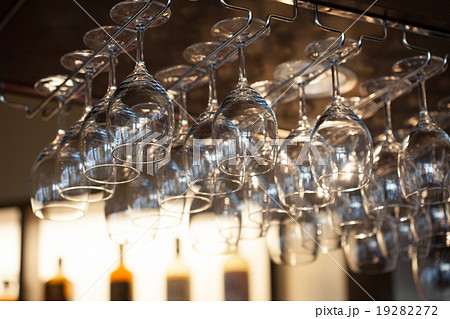 吊るされたワイングラス 19282272