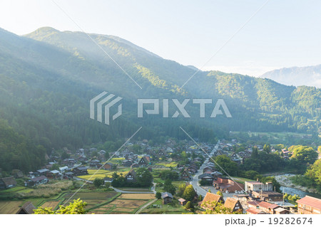 秋の白川郷・早朝【荻町城跡展望台より】 19282674