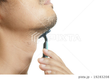Close up of man shaving 19283208