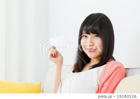 マイナンバー　社会保障制度　税番号制度　個人情報　マイナンバー制度　女性　女の人　若い女性　大学生 19283526