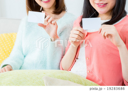 白いカード クレジットカード マイナンバーカード マイナンバー制度 女性 女の人2人 白いカード クレジットカード マイナンバーカード マイナンバー制度 女性 女の人2人 19283686