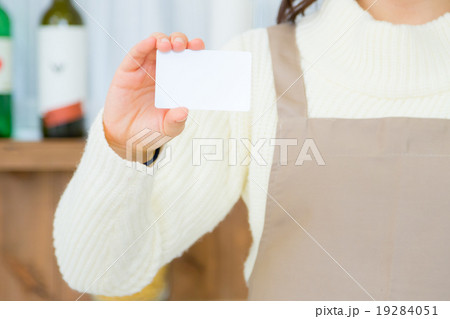 マイナンバー カード ホワイトカード 白カード 社会保障制度 行政 女性 パーツ 上半身 手元 マイナンバー カード ホワイトカード 白カード 社会保障制度 行政 女性 パーツ 上半身 手元 19284051