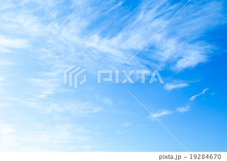 冬の空 白い雲と青い空 背景素材 コピースペース 文字スペース 巻雲 筋雲 すじ雲 冬の空 白い雲と青い空 背景素材 コピースペース 文字スペース 巻雲 筋雲 すじ雲 19284670