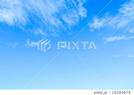 冬の空　白い雲と青い空　背景素材　コピースペース　文字スペース　巻雲　筋雲　すじ雲 19284678