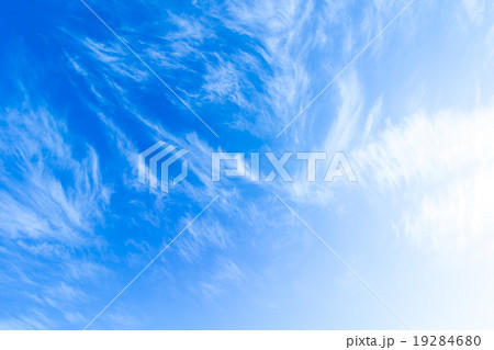 冬の空　白い雲と青い空　背景素材　コピースペース　文字スペース　巻雲　筋雲　すじ雲 19284680