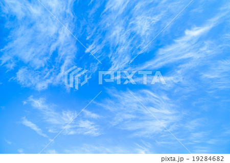 冬の空　白い雲と青い空　背景素材　コピースペース　文字スペース　巻雲　筋雲　すじ雲 19284682