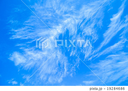 冬の空 白い雲と青い空 背景素材 コピースペース 文字スペース 巻雲 筋雲 すじ雲 冬の空 白い雲と青い空 背景素材 コピースペース 文字スペース 巻雲 筋雲 すじ雲 19284686