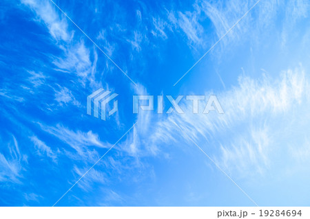 冬の空 白い雲と青い空 背景素材 コピースペース 文字スペース 巻雲 筋雲 すじ雲 冬の空 白い雲と青い空 背景素材 コピースペース 文字スペース 巻雲 筋雲 すじ雲 19284694