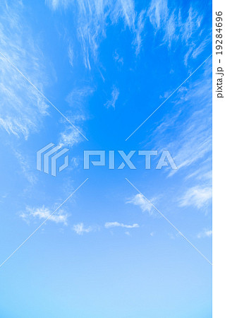 冬の空 白い雲と青い空 背景素材 コピースペース 文字スペース 巻雲 筋雲 すじ雲 冬の空 白い雲と青い空 背景素材 コピースペース 文字スペース 巻雲 筋雲 すじ雲 19284696