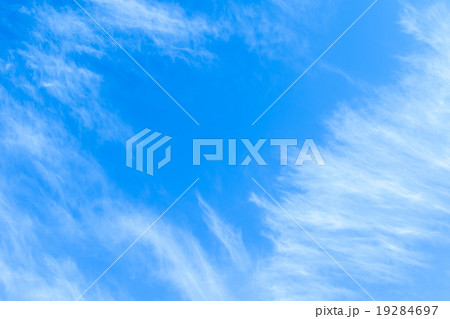 冬の空 白い雲と青い空 背景素材 コピースペース 文字スペース 巻雲 筋雲 すじ雲 冬の空 白い雲と青い空 背景素材 コピースペース 文字スペース 巻雲 筋雲 すじ雲 19284697