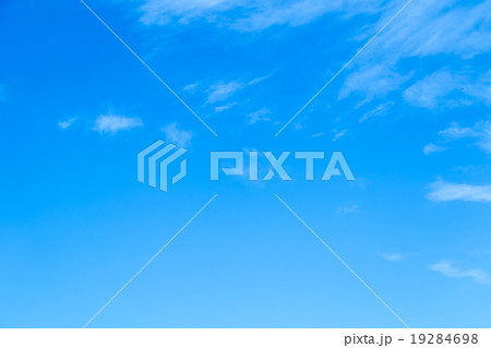 冬の空　白い雲と青い空　背景素材　コピースペース　文字スペース　巻雲　筋雲　すじ雲 19284698