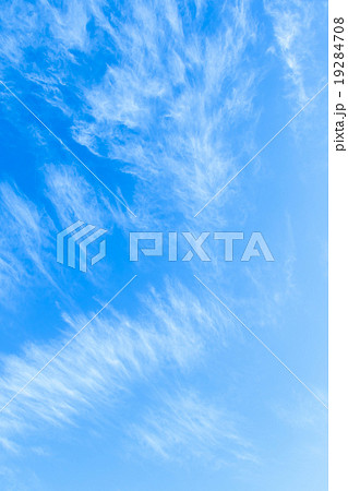冬の空 白い雲と青い空 背景素材 コピースペース 文字スペース 巻雲 筋雲 すじ雲 冬の空 白い雲と青い空 背景素材 コピースペース 文字スペース 巻雲 筋雲 すじ雲 19284708