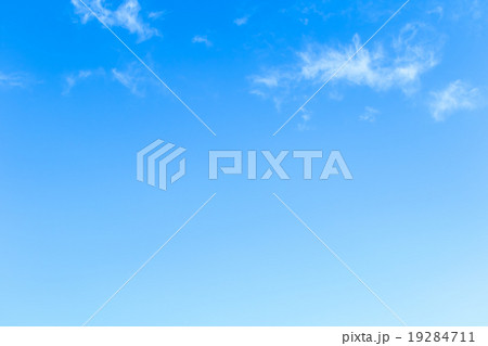 冬の空 白い雲と青い空 背景素材 コピースペース 文字スペース 巻雲 筋雲 すじ雲 冬の空 白い雲と青い空 背景素材 コピースペース 文字スペース 巻雲 筋雲 すじ雲 19284711