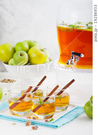 Apple, white wine punch, tea, mulled cider  19286933