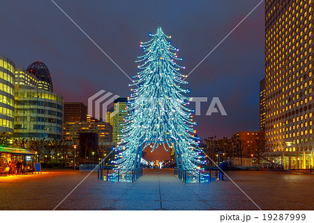 Christmas tree among the skyscrapers in Paris Christmas tree among the skyscrapers in Paris 19287999
