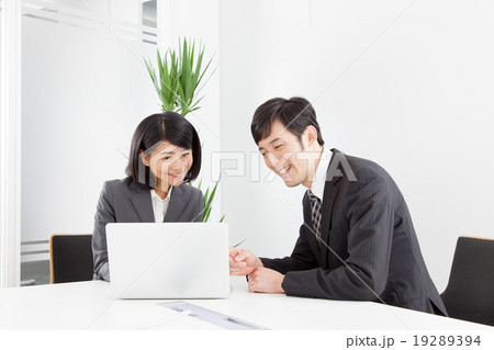 ビジネス　女性に教える男性営業マン 19289394