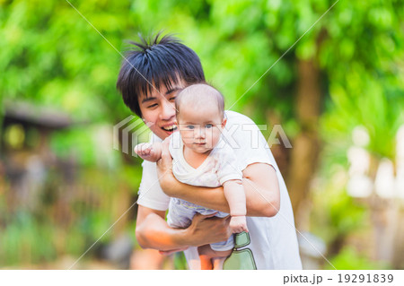 baby feeling happy with her father in the garden 19291839