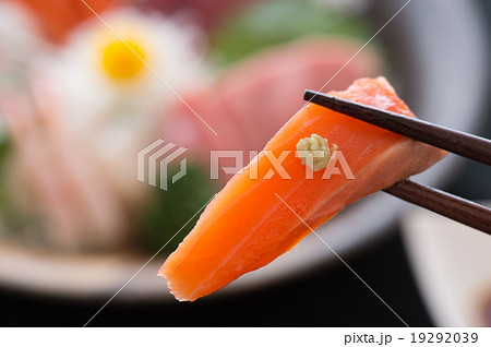 サーモンの刺し身 19292039