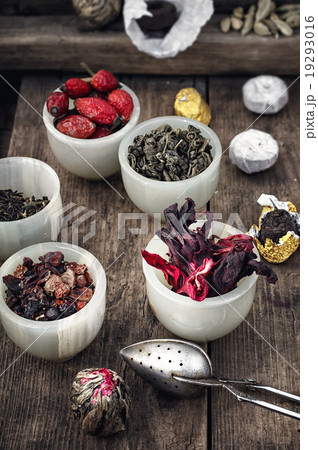 Several varieties of tea leaves 19293016