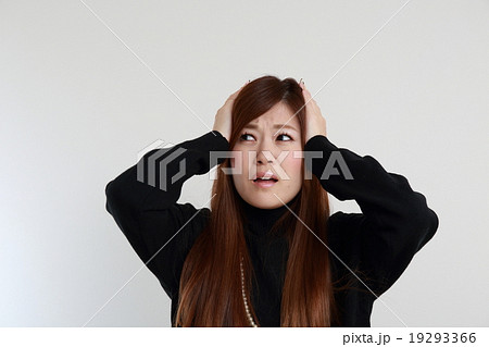 頭を抱える女性 19293366