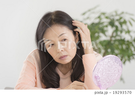 鏡を見る50代の女性 19293570