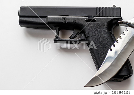 拳銃とナイフの写真素材