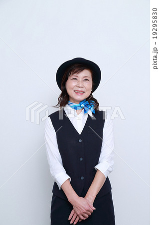 働く60代女性 19295830