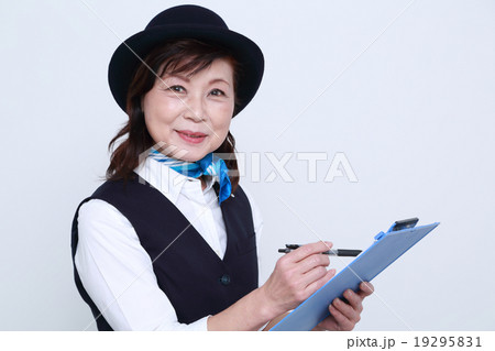 働く60代女性 働く60代女性 19295831