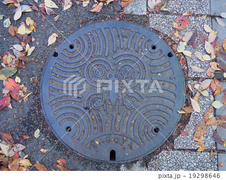 Manhole drain cover on the street at Nagoya, Japan 19298646
